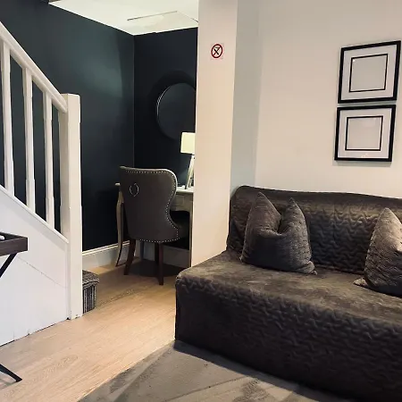 The Old Farmhouse 5* Winford